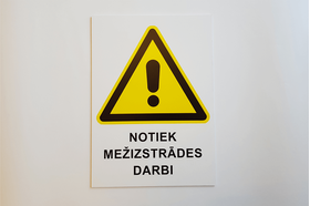 Plāksne NOTIEK MEŽIZSTRĀDES DARBI